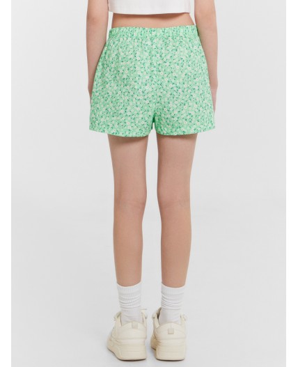 Шорты цветы на зеленом