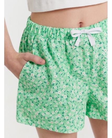 Шорты цветы на зеленом