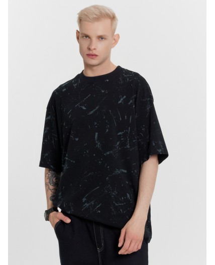 Футболка пятна на черном