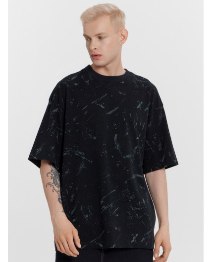 Футболка пятна на черном