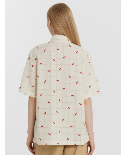 Рубашка вишенки на молочной клетке
