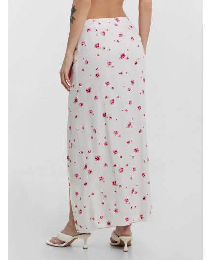 Юбка розы на белом