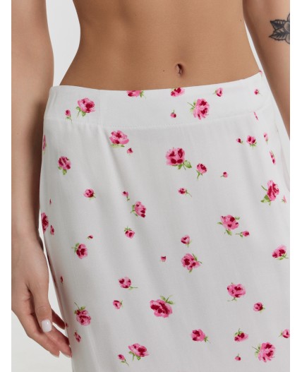 Юбка розы на белом