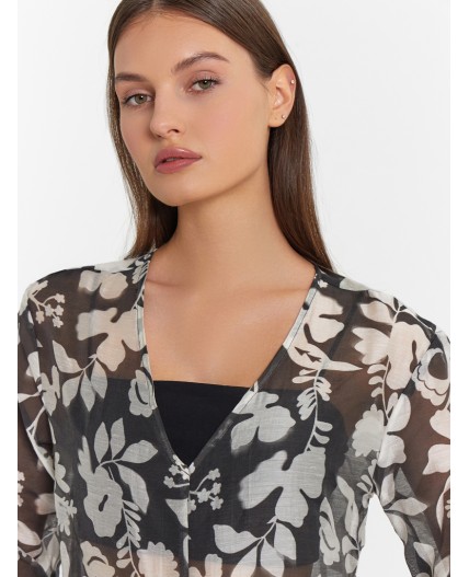 Блузка цветы на черном