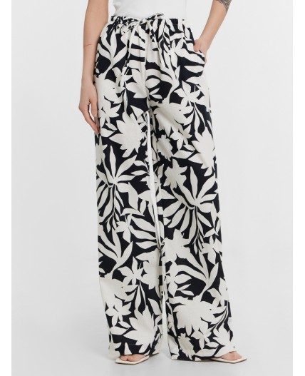 Брюки цветы на молочном