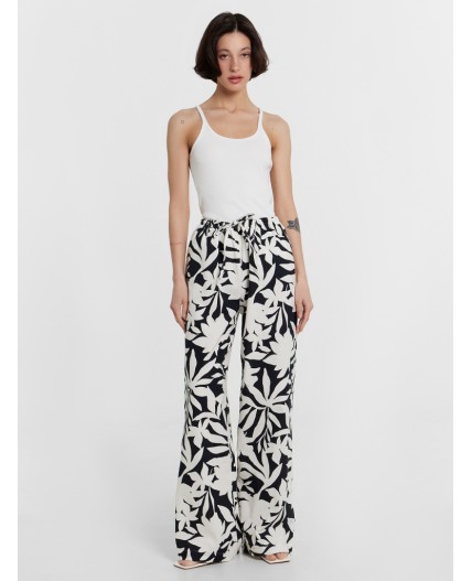 Брюки цветы на молочном