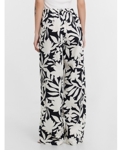 Брюки цветы на молочном