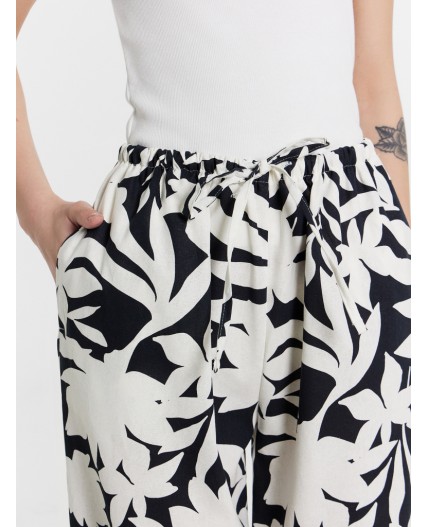 Брюки цветы на молочном