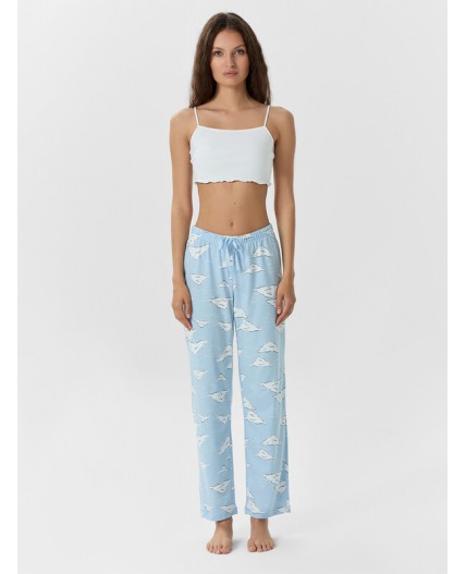 Брюки облака на голубом