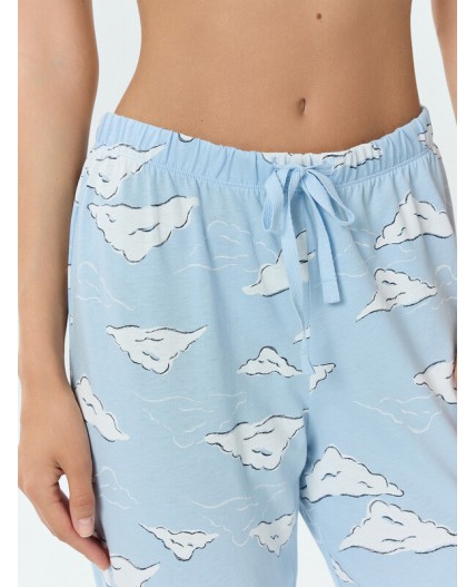 Брюки облака на голубом