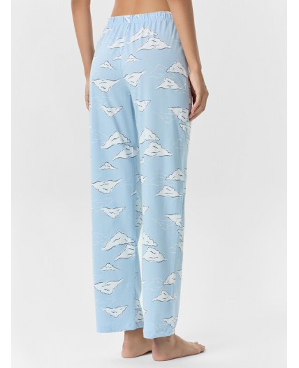 Брюки облака на голубом