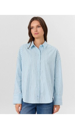 Рубашка полоска на голубом небе