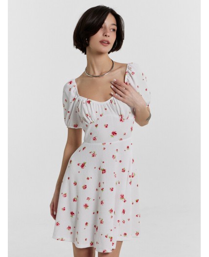 Платье розы на белом