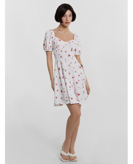 Платье розы на белом