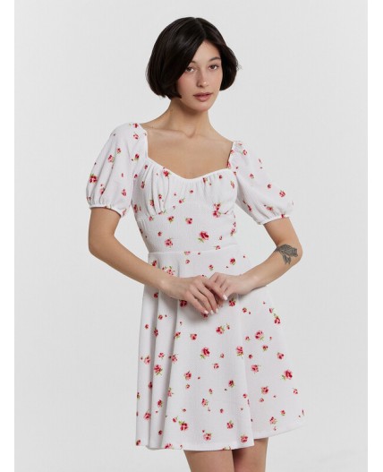 Платье розы на белом