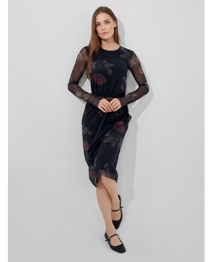 Платье розы на черном