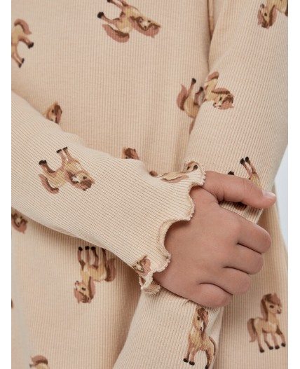 Сорочка лошадки на бежевом