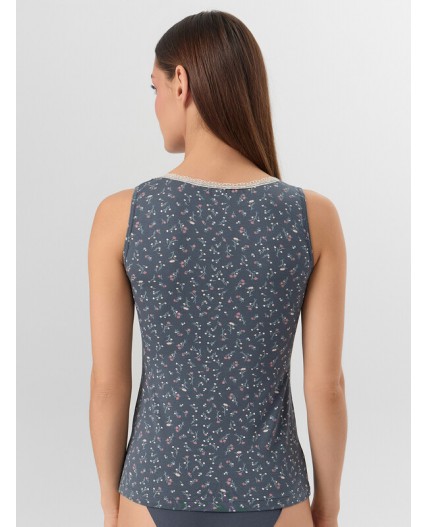 Майка цветы на темно -сером