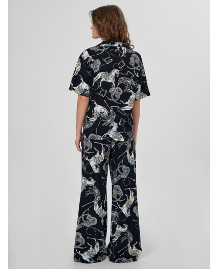 Пижама лошади на черном