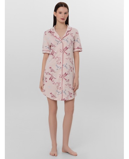 Сорочка птицы на нежно -розовом