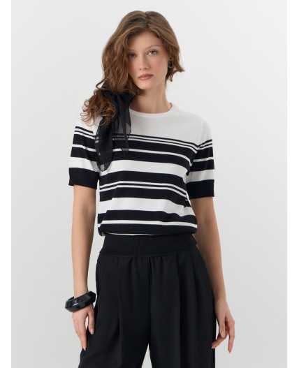 Джемпер черно -белая полоска