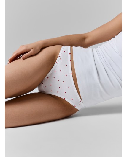 Трусы сердечки на белом