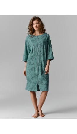 Халат ласточки в саду на шалфее