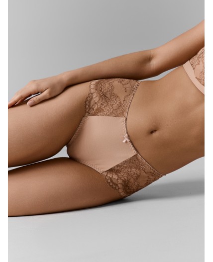 Трусы цветы на телесном