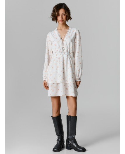 Платье розочки на белом