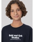 Лонгслив для мальчиков синий с надписью Bold and grit studios Цвет: неви +печать