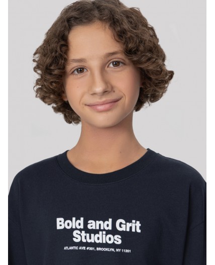 Лонгслив для мальчиков синий с надписью Bold and grit studios Цвет: неви +печать