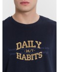 Футболка мужская синяя  с надписью Daily habits Цвет: неви +печать