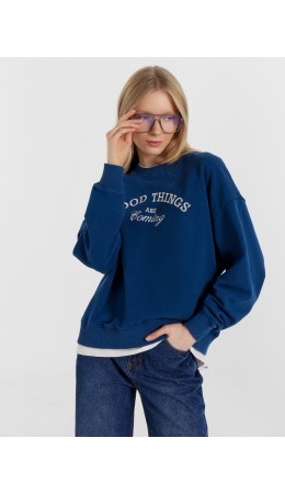Свитшот женский синий с вышивкой Good things are coming  Цвет: темное море