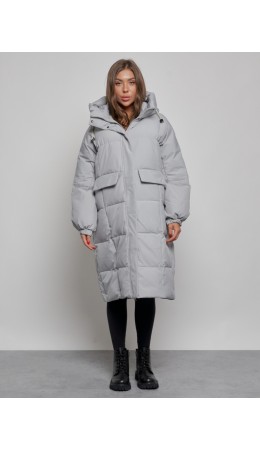 Пальто утепленное молодежное зимнее женское серого цвета 52391Sr