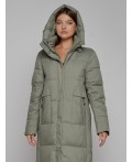 Пальто утепленное с капюшоном зимнее женское зеленого цвета 51156Z