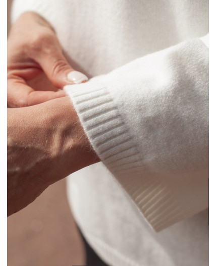 Свитер женский натуральный белый