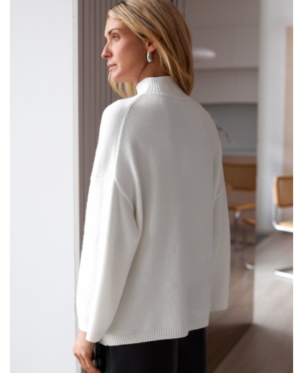 Свитер женский натуральный белый